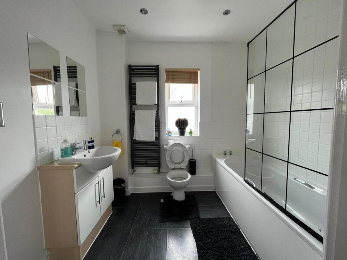 Kent, Dartford Station Apartments エクステリア 写真